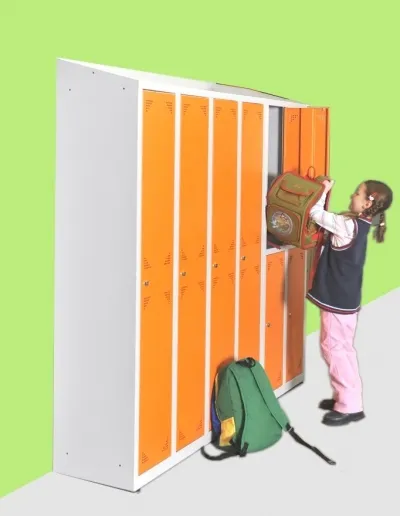 Schulgarderobe mit Schrägdach